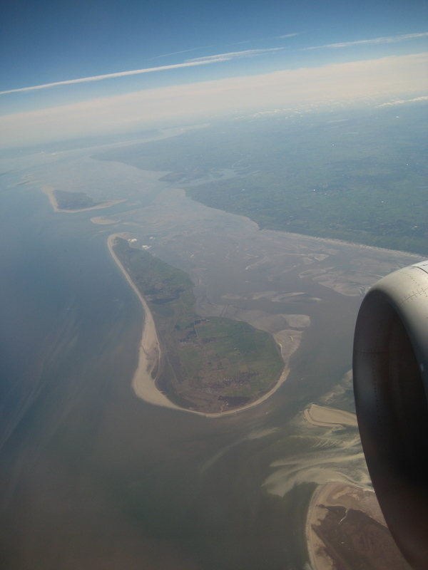 IMG_1458.jpg: Heenreis, We begonnen met een vlucht van Schiphol naar Oslo, Schiermonikoog was heel mooi te zien van uit het vliegtuig.