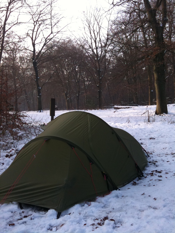 IMG_0837.jpg: Tentje staat er vredig bij in de sneeuw.