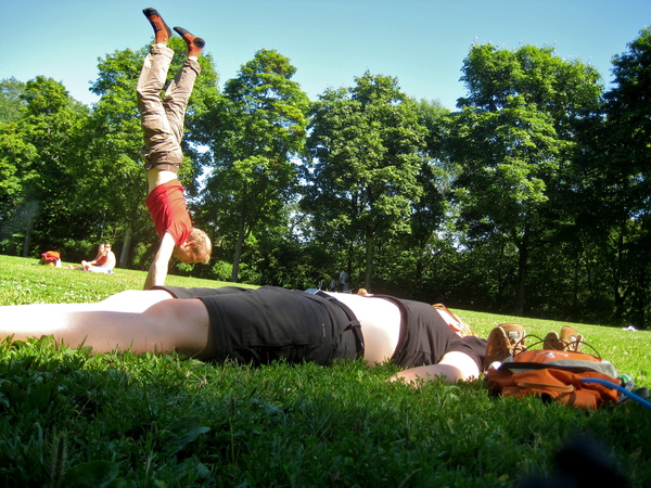 IMG_1473.JPG: Even chillen en handstand oefenen in het Frognerpark.