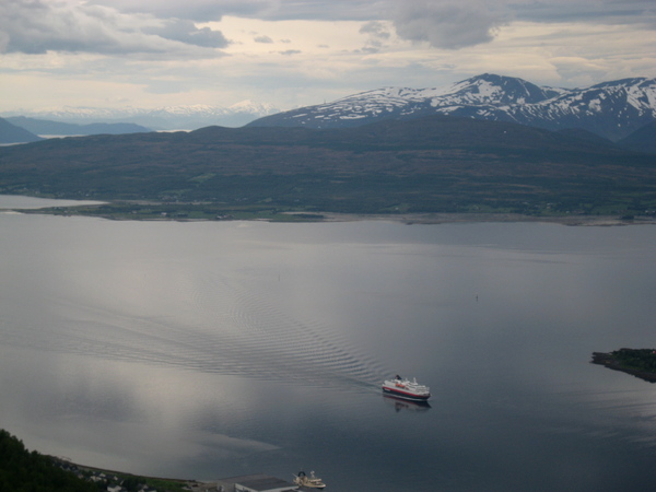 IMG_1492.JPG: Hurtigruten in het Tromsø  fjord.