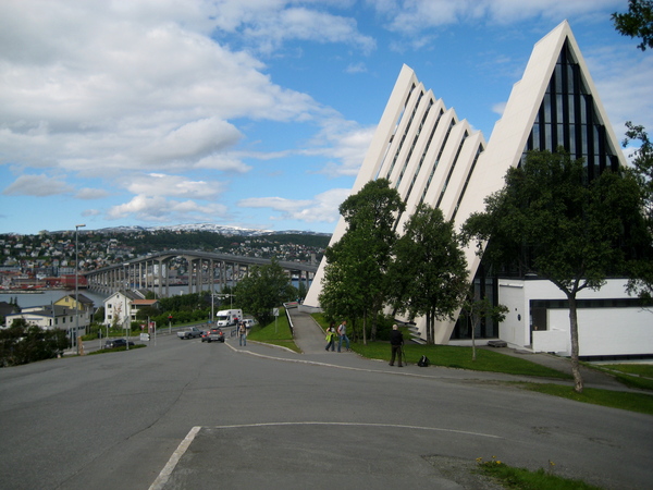 IMG_1509.JPG: De IJszeekathedraal in Tromsø.