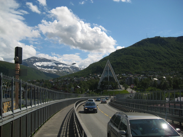 IMG_1513.JPG: Op weg naar het centrum van Tromsø, even terug blikken naar de IJszeekathedraal.