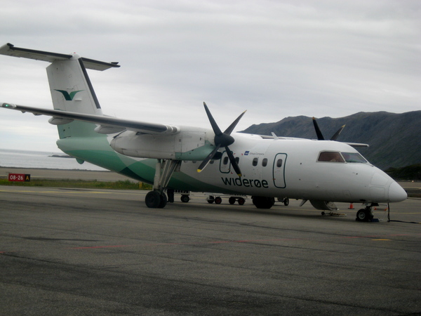 IMG_1541.JPG: Aangekomen op het vliegveld van Honnigsvåg, het vliegtuig waarmee we kwamen was tevens het enige vliegtuig op het hele vliegveld, duidelijk dat hier niet veel gebeurt. Vanaf hier was ook geen ander openbaar vervoer, maar gelukkig konden we een lift krijgen naar Honnigsvåg.